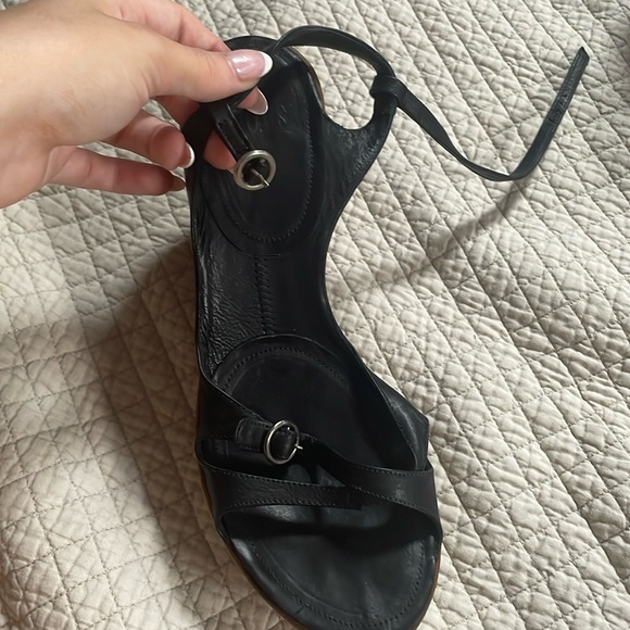 VIALIS blck heeled sandal handmade in Spain - Picture 2 of 7